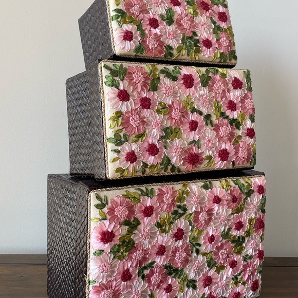 3 silk embroidered nesting boxes with daisy flora on the lids - Picture 2 of 3